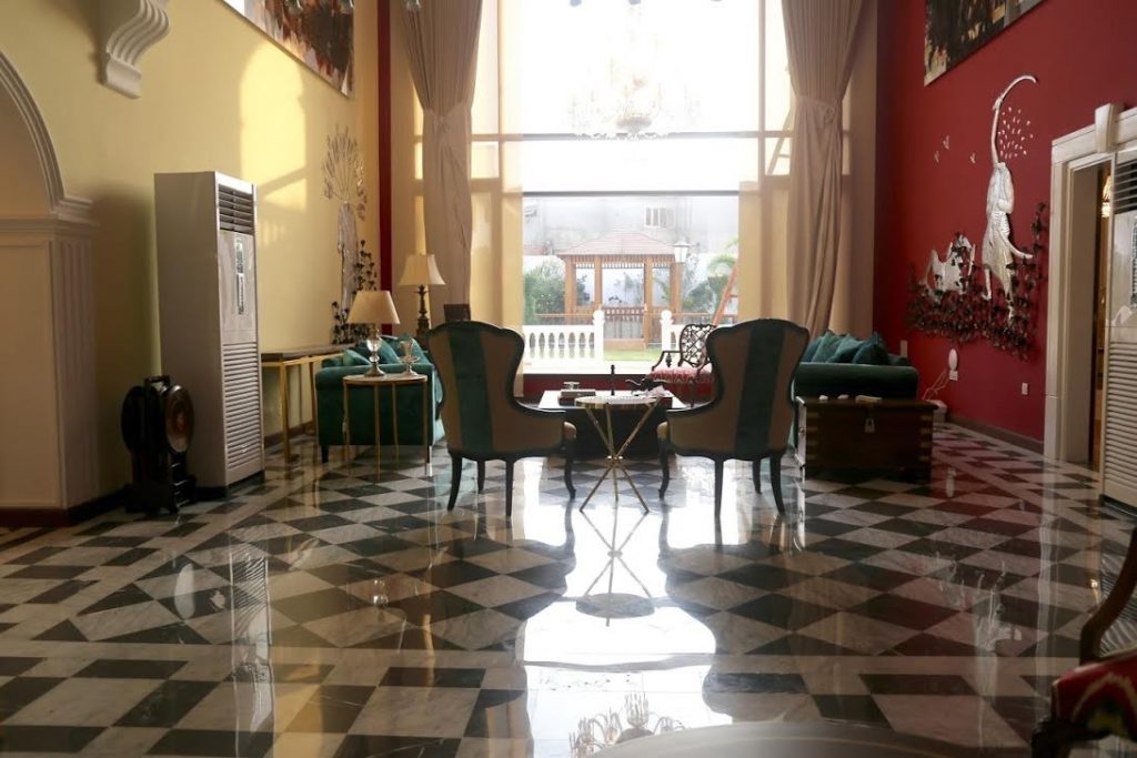 Transitional design in a Karachi home. Transitional design in a Karachi home.