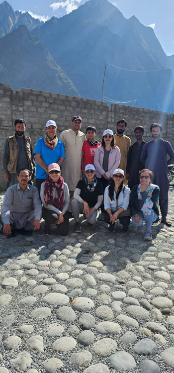 Group photo with inimitable Himalayan Holidays Team. 